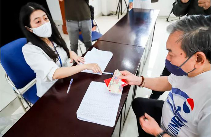 Người dân Hà Nội phấn khởi nhận tiền hỗ trợ từ gói 62.000 tỉ đồng - 7