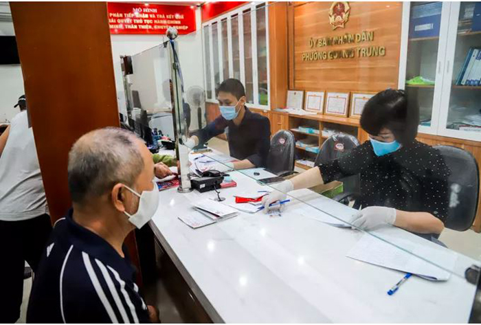 Người dân Hà Nội phấn khởi nhận tiền hỗ trợ từ gói 62.000 tỉ đồng - 8