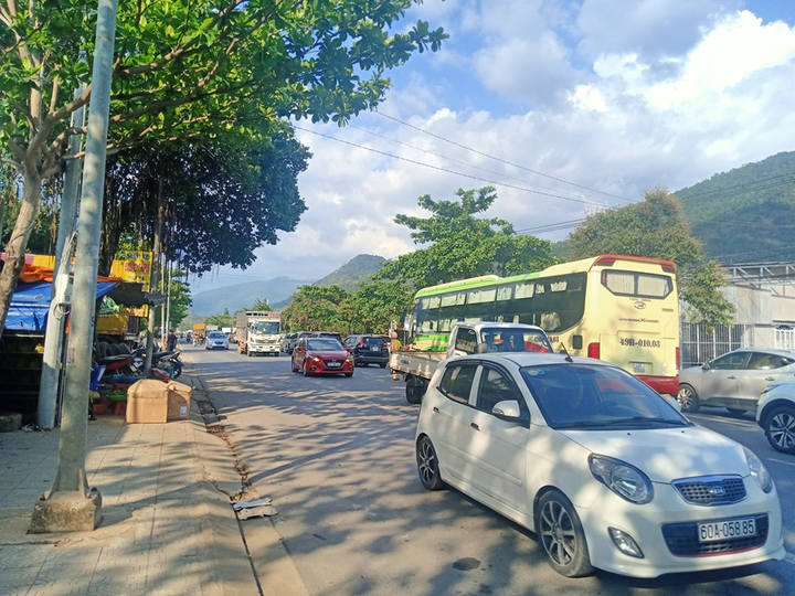 Hàng trăm ô tô 'chôn chân' nhiều giờ trên đường đến TP Đà Lạt - 4