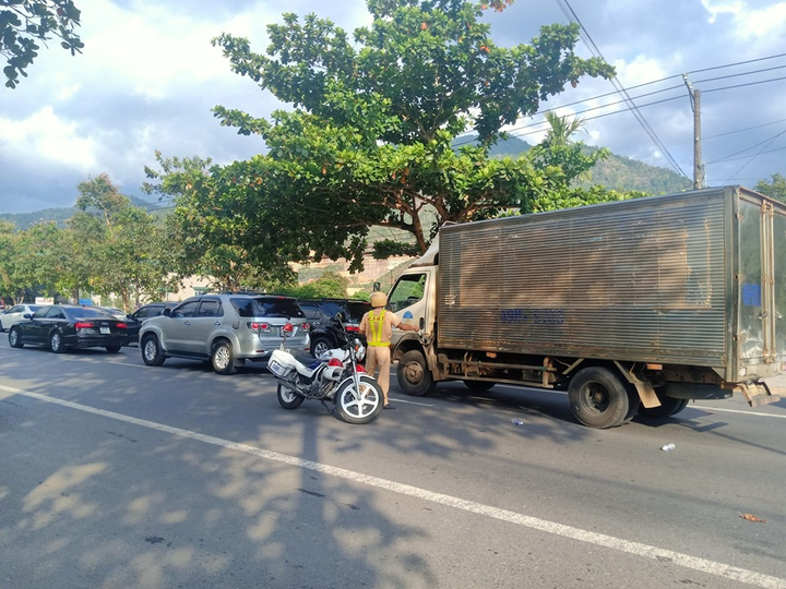 Hàng trăm ô tô 'chôn chân' nhiều giờ trên đường đến TP Đà Lạt - 8