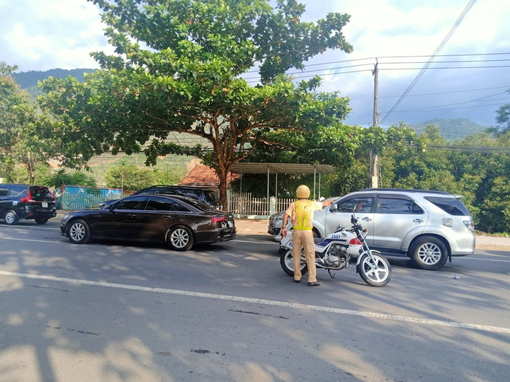 Hàng trăm ô tô 'chôn chân' nhiều giờ trên đường đến TP Đà Lạt - 3