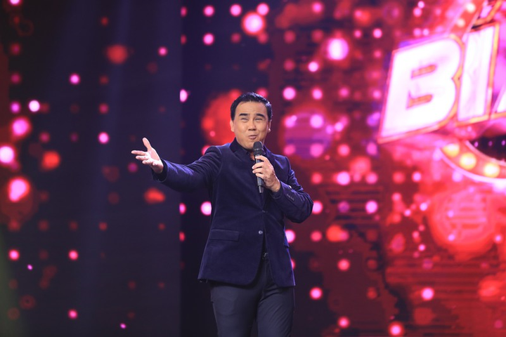 Quyền Linh bật nhảy rồi ngã trên sóng truyền hình - 3