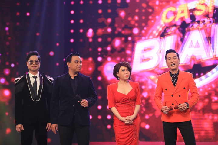 Quyền Linh bật nhảy rồi ngã trên sóng truyền hình - 1