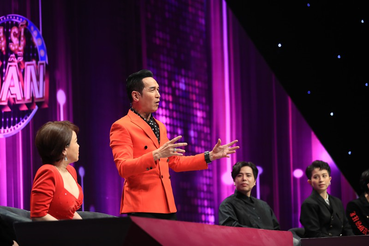 Quyền Linh bật nhảy rồi ngã trên sóng truyền hình - 2