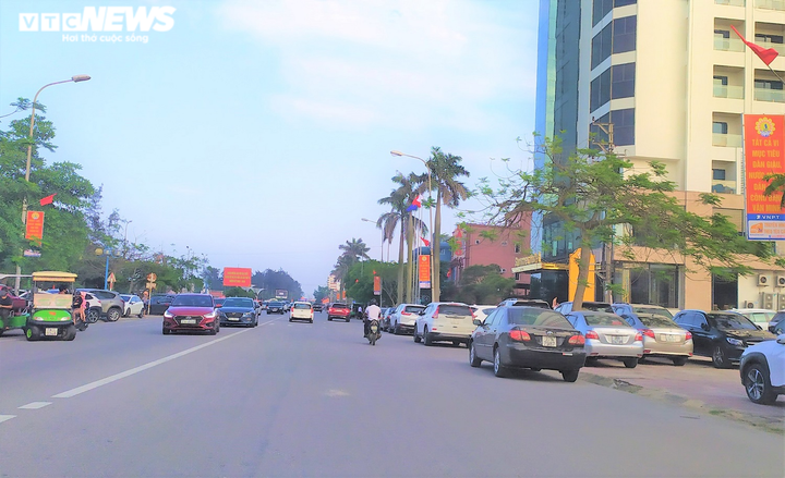 Biển Cửa Lò đông kín du khách trong ngày đầu nghỉ lễ 30/4 - 11