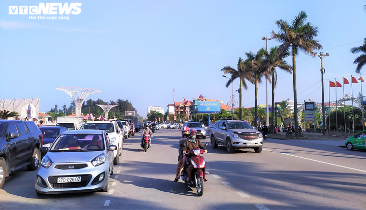 Biển Cửa Lò đông kín du khách trong ngày đầu nghỉ lễ 30/4 - 10