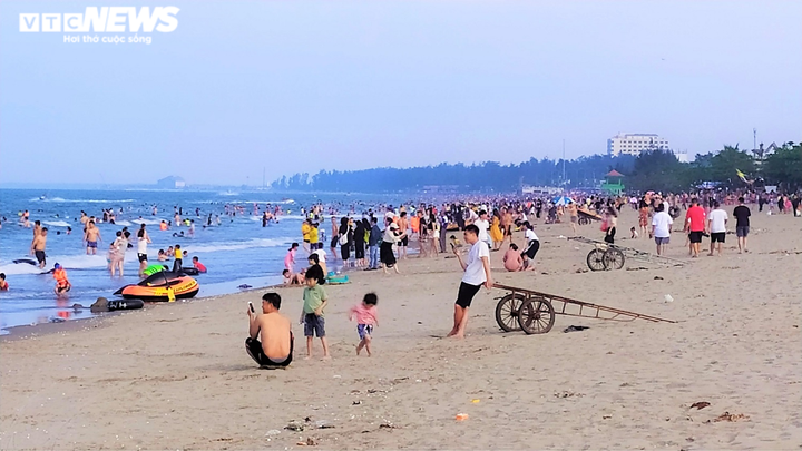 Biển Cửa Lò đông kín du khách trong ngày đầu nghỉ lễ 30/4 - 3