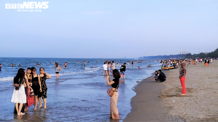 Biển Cửa Lò đông kín du khách trong ngày đầu nghỉ lễ 30/4 - 4