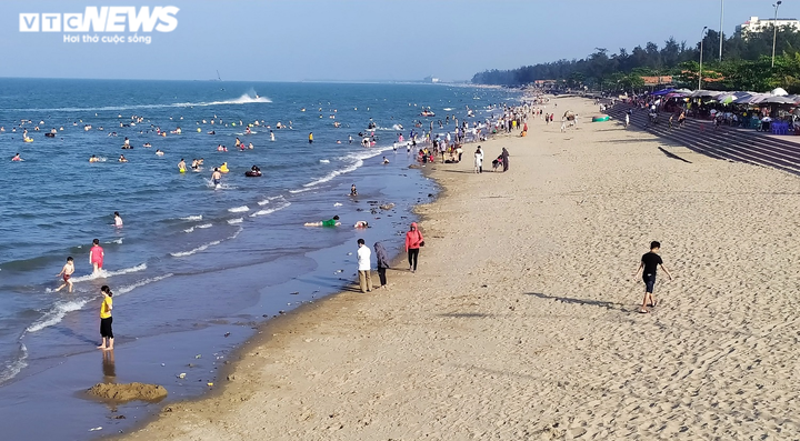 Biển Cửa Lò đông kín du khách trong ngày đầu nghỉ lễ 30/4 - 7