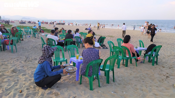 Biển Cửa Lò đông kín du khách trong ngày đầu nghỉ lễ 30/4 - 9