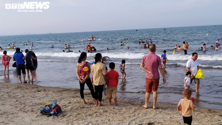 Biển Cửa Lò đông kín du khách trong ngày đầu nghỉ lễ 30/4 - 6