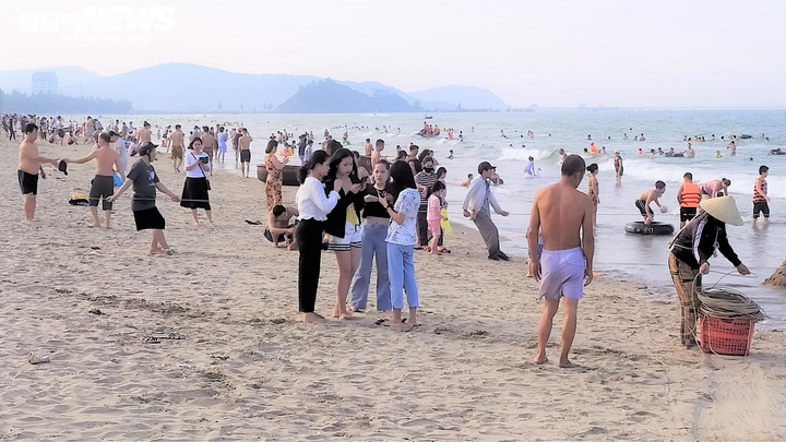 Biển Cửa Lò đông kín du khách trong ngày đầu nghỉ lễ 30/4 - 8