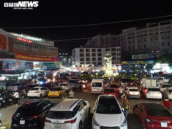 Du khách nườm nượp đổ về phố núi Đà Lạt sau đợt cao điểm phòng dịch COVID-19 - 8