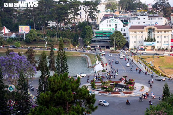 Du khách nườm nượp đổ về phố núi Đà Lạt sau đợt cao điểm phòng dịch COVID-19 - 1