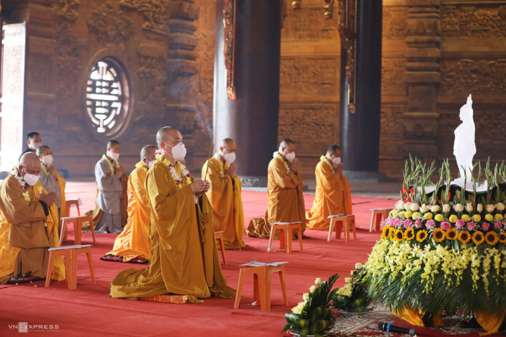 Tăng ni đeo khẩu trang dự lễ Phật đản ở ngôi chùa lớn nhất Việt Nam - 8