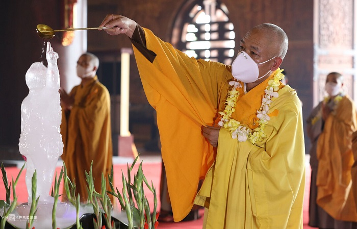 Tăng ni đeo khẩu trang dự lễ Phật đản ở ngôi chùa lớn nhất Việt Nam - 6