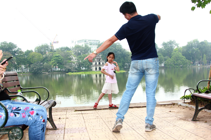 Công viên đóng cửa, dân thủ đô đổ về Hồ Gươm chơi lễ - 9