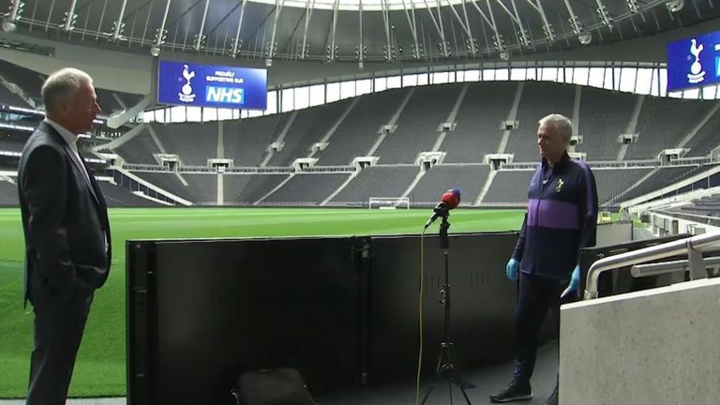 Mourinho đeo khẩu trang đi đưa rau: 'Tôi nhớ bóng đá' - 2