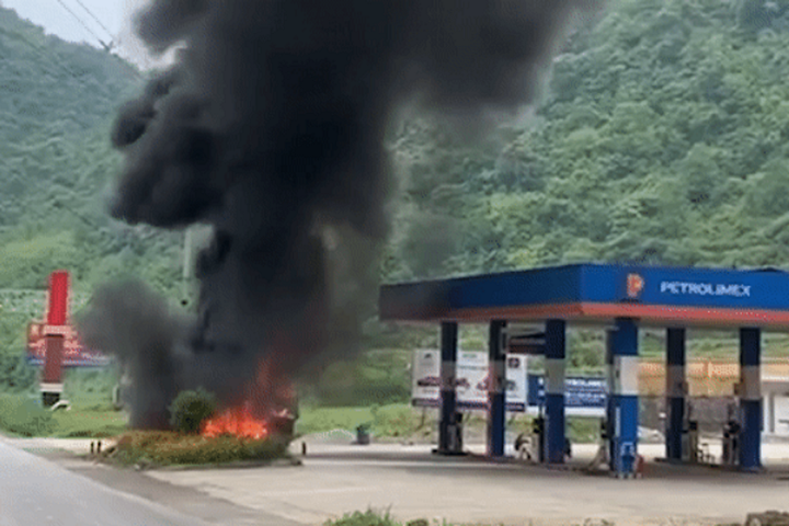 Xe tải phát hỏa sát cây xăng, tài xế nhanh trí đánh lái ra xa - 1