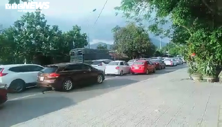 Hàng trăm ô tô 'chôn chân' nhiều giờ trên đường đến TP Đà Lạt - 5