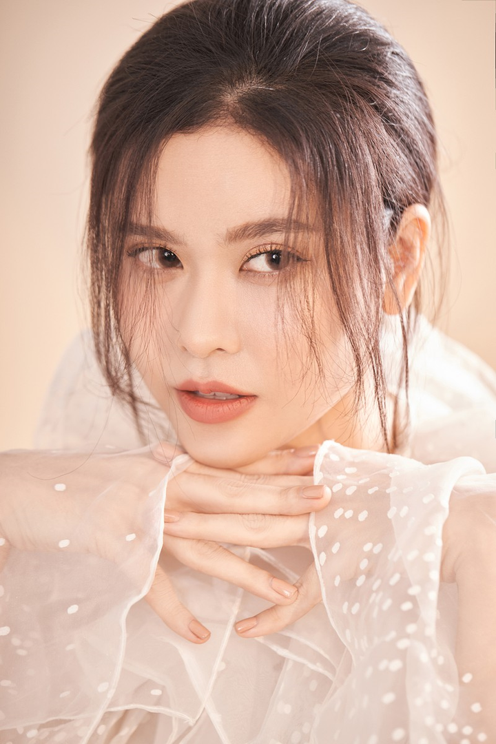 Ngắm Trương Quỳnh Anh đẹp mong manh trong trang phục trắng - 1