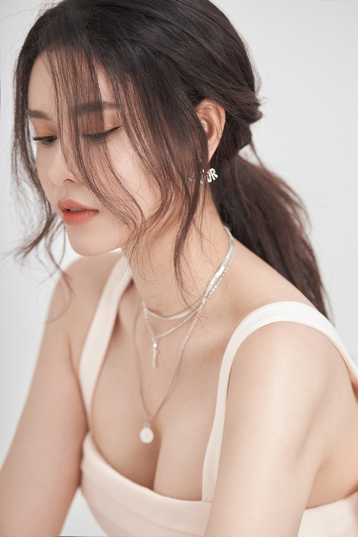 Ngắm Trương Quỳnh Anh đẹp mong manh trong trang phục trắng - 10