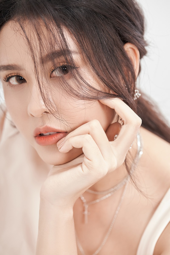 Ngắm Trương Quỳnh Anh đẹp mong manh trong trang phục trắng - 11