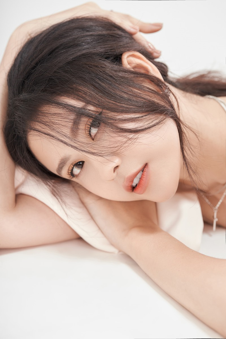 Ngắm Trương Quỳnh Anh đẹp mong manh trong trang phục trắng - 12