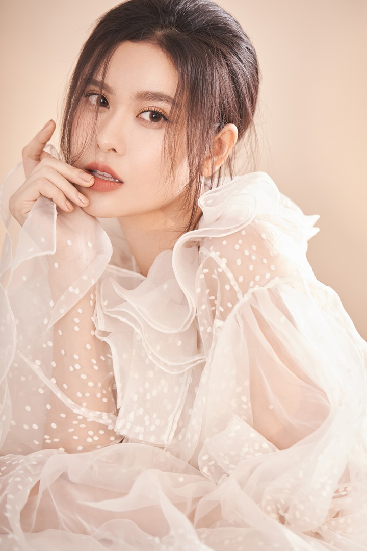 Ngắm Trương Quỳnh Anh đẹp mong manh trong trang phục trắng - 2