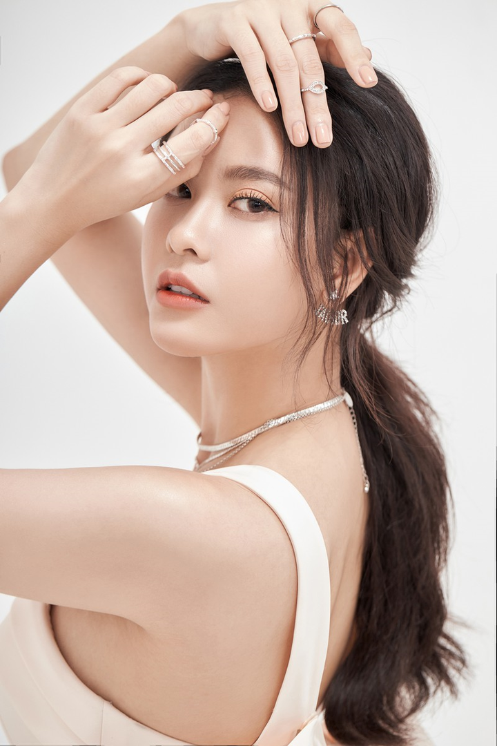 Ngắm Trương Quỳnh Anh đẹp mong manh trong trang phục trắng - 4