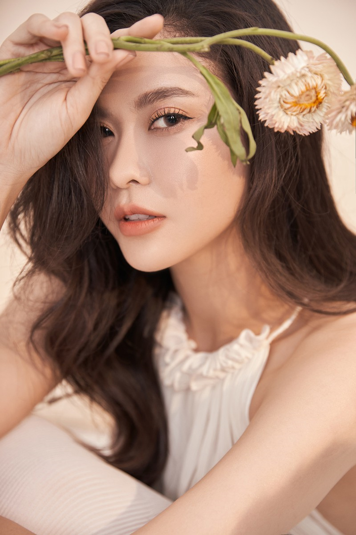 Ngắm Trương Quỳnh Anh đẹp mong manh trong trang phục trắng - 6