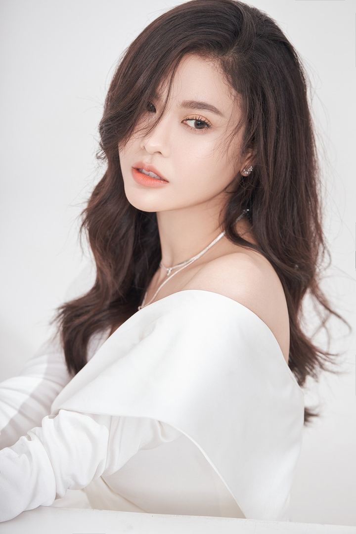 Ngắm Trương Quỳnh Anh đẹp mong manh trong trang phục trắng - 7