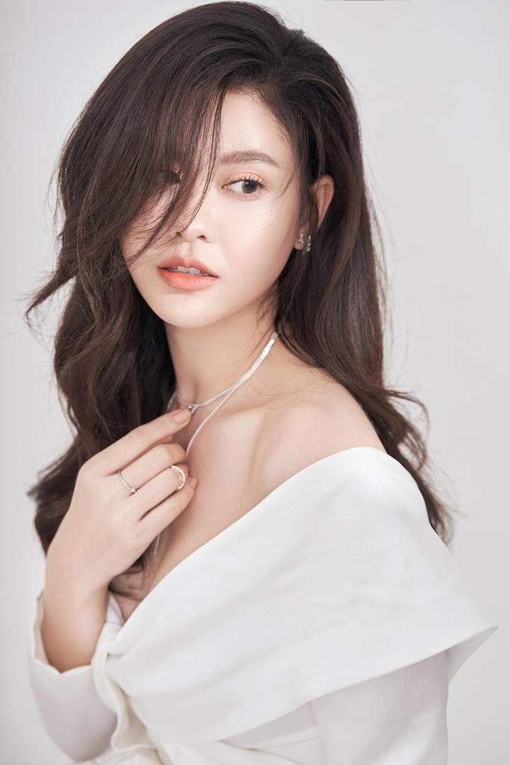 Ngắm Trương Quỳnh Anh đẹp mong manh trong trang phục trắng - 8