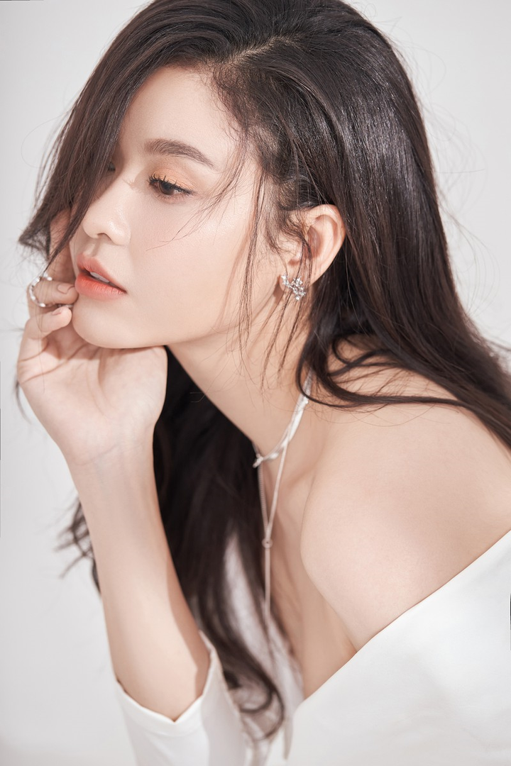 Ngắm Trương Quỳnh Anh đẹp mong manh trong trang phục trắng - 9