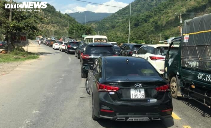 Hàng trăm ô tô 'chôn chân' nhiều giờ trên đường đến TP Đà Lạt - 6