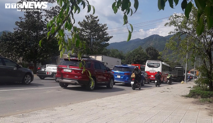 Hàng trăm ô tô 'chôn chân' nhiều giờ trên đường đến TP Đà Lạt - 7