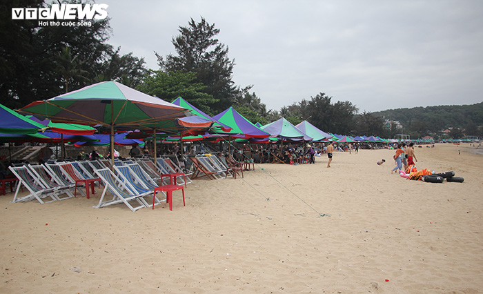 Rác thải 'bức tử' bãi tắm Đồ Sơn trong dịp nghỉ lễ 30/4-1/5 - 10