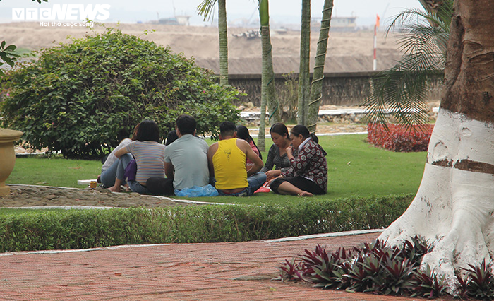 Rác thải 'bức tử' bãi tắm Đồ Sơn trong dịp nghỉ lễ 30/4-1/5 - 14