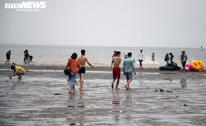 Rác thải 'bức tử' bãi tắm Đồ Sơn trong dịp nghỉ lễ 30/4-1/5 - 2