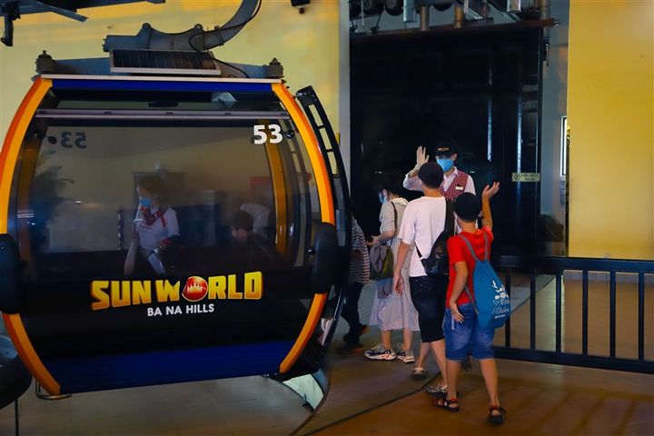 Du khách hào hứng trong ngày đầu Bà Nà Hills đón khách trở lại - 3