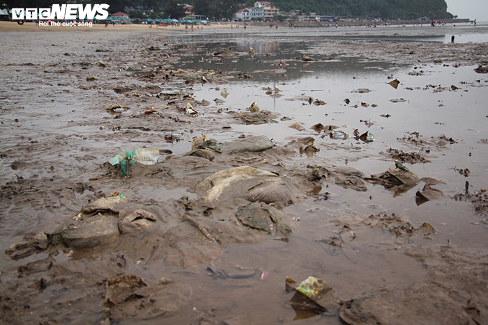 Rác thải 'bức tử' bãi tắm Đồ Sơn trong dịp nghỉ lễ 30/4-1/5 - 3
