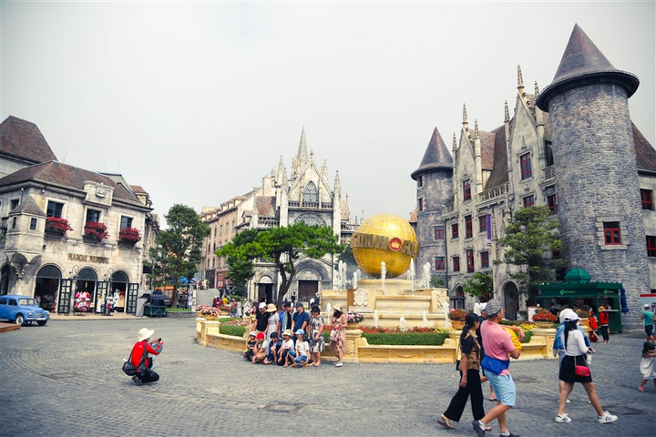 Du khách hào hứng trong ngày đầu Bà Nà Hills đón khách trở lại - 4