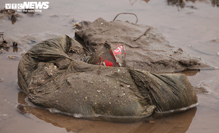 Rác thải 'bức tử' bãi tắm Đồ Sơn trong dịp nghỉ lễ 30/4-1/5 - 4