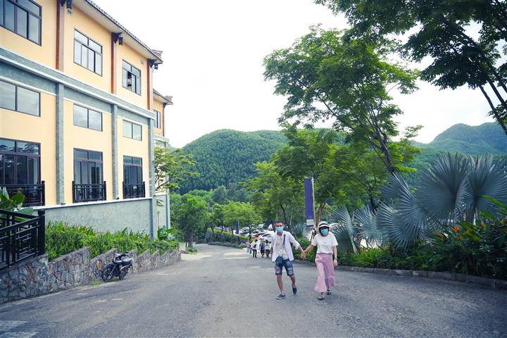 Du khách hào hứng trong ngày đầu Bà Nà Hills đón khách trở lại - 5