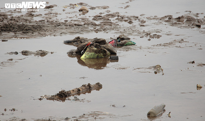 Rác thải 'bức tử' bãi tắm Đồ Sơn trong dịp nghỉ lễ 30/4-1/5 - 6