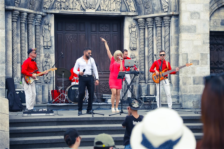 Du khách hào hứng trong ngày đầu Bà Nà Hills đón khách trở lại - 7