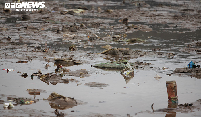 Rác thải 'bức tử' bãi tắm Đồ Sơn trong dịp nghỉ lễ 30/4-1/5 - 7
