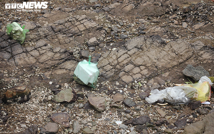 Rác thải 'bức tử' bãi tắm Đồ Sơn trong dịp nghỉ lễ 30/4-1/5 - 9