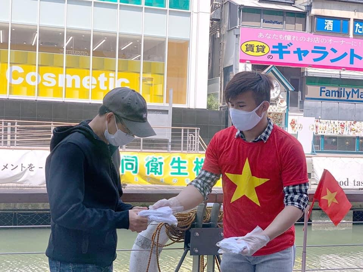 Nhóm thanh niên Việt phát miễn phí hàng nghìn khẩu trang vải tại Nhật - 2