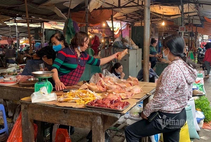 Thịt lợn đắt đỏ, dân chuyển sang ăn gà, vịt - 1